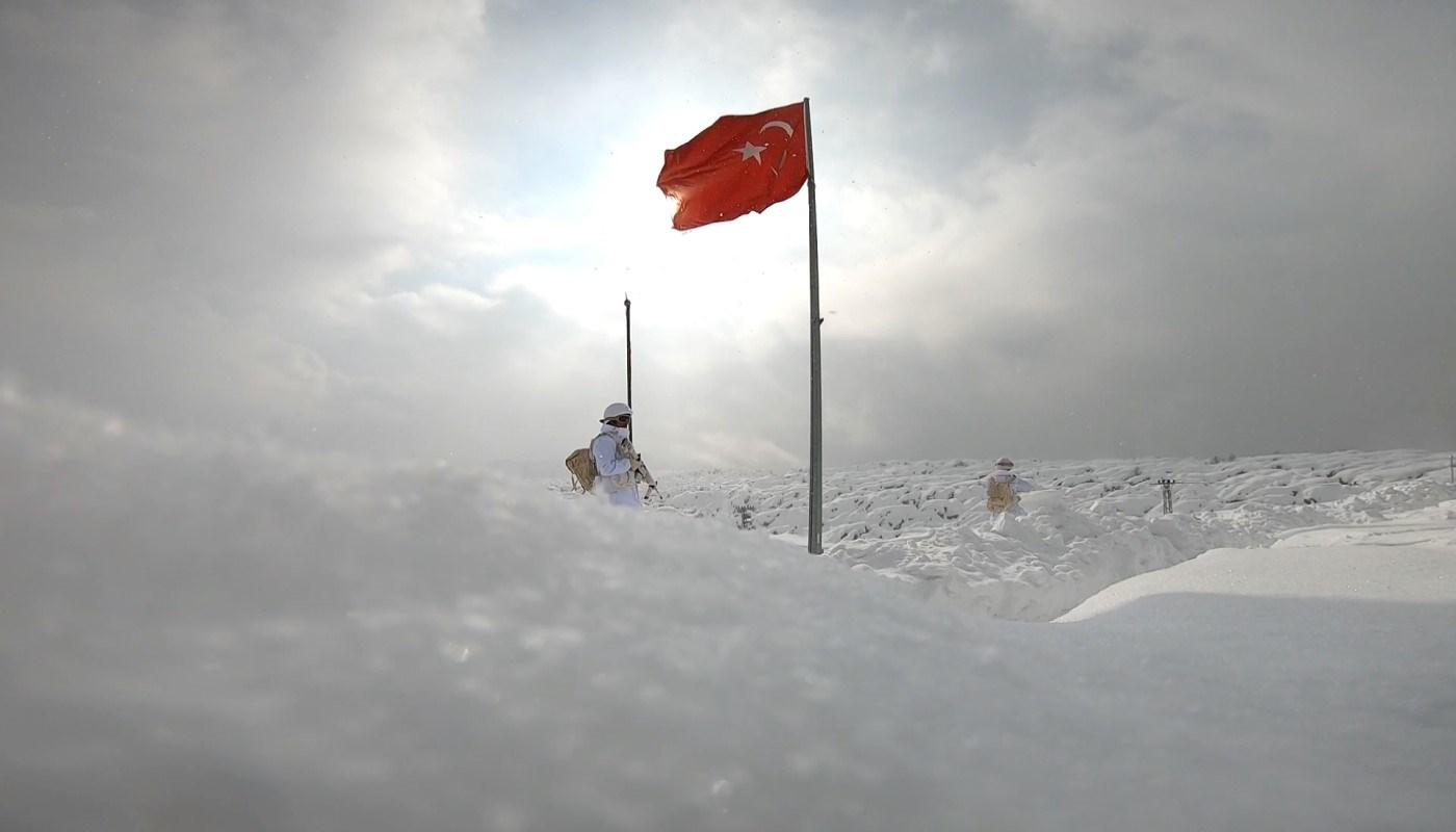 Gece uzun. Vazife ağır. Geri adım yok! Kahraman Mehmetçiklerimiz, Vatan Nöbetinde!