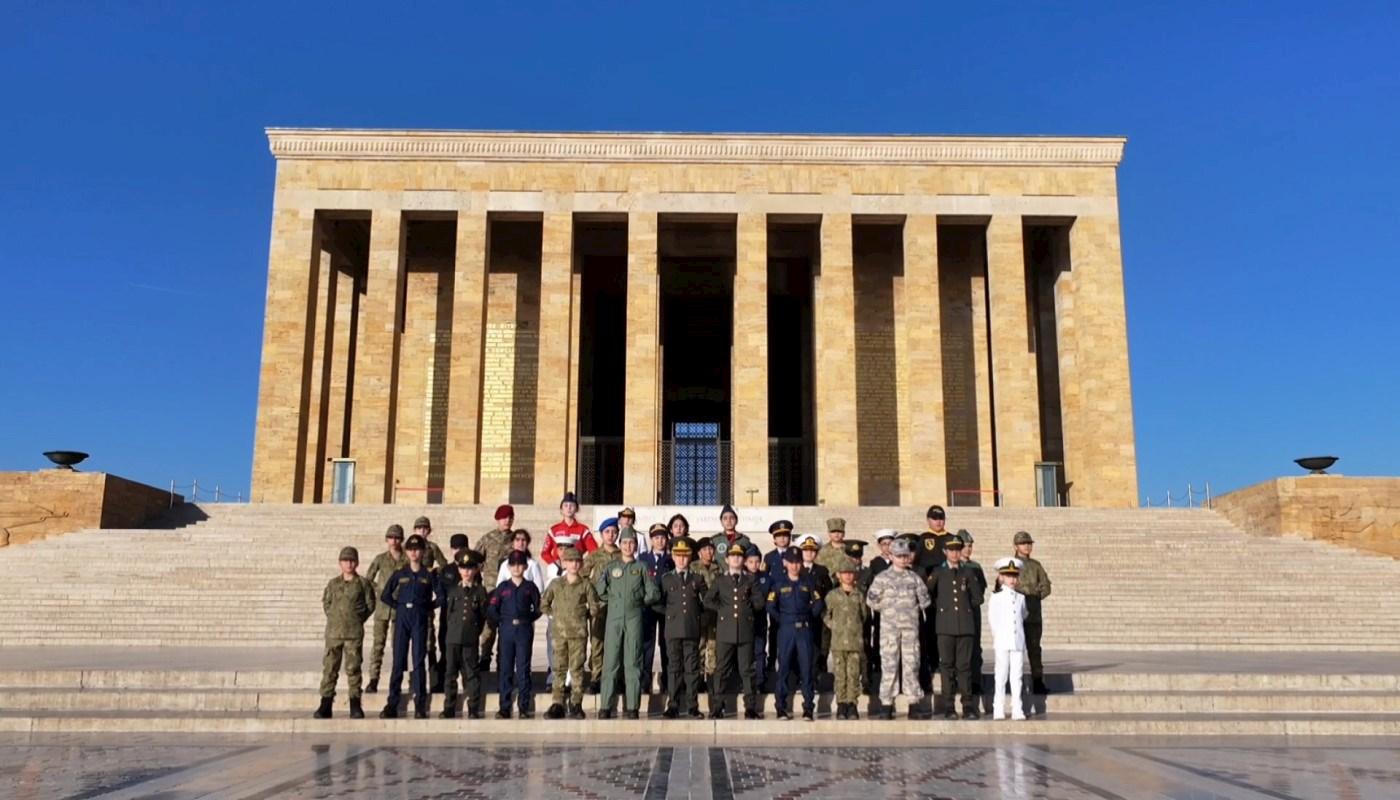 Gözlerinde Ay Yıldızın Gururu Seslerinde Bir Milletin Tarihe Uzanan Yankısı Var 23 Nisan Kutlu Olsun